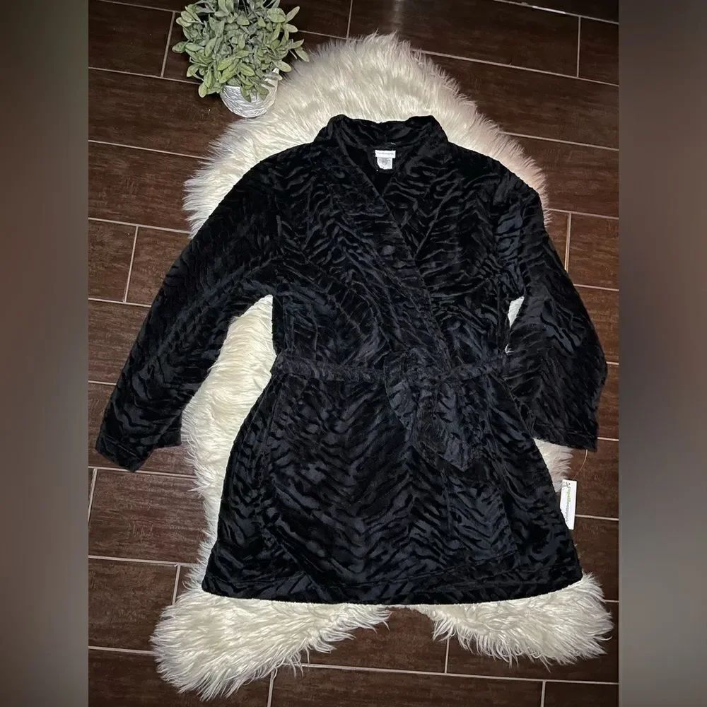 Capellini New York black on black animal print plush robe sz XL